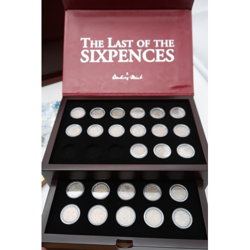 423A - VICTORIA & ELIZABETH II Coin set in wood display case and other commemorative coin sets  compris... 