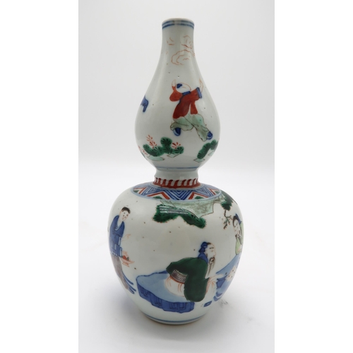 2369 - A CHINESE WUCAI DOUBLE GOURD VASEthe body decorated with two scholars playing a game of Go, the neck... 