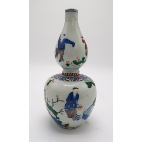 2369 - A CHINESE WUCAI DOUBLE GOURD VASEthe body decorated with two scholars playing a game of Go, the neck... 