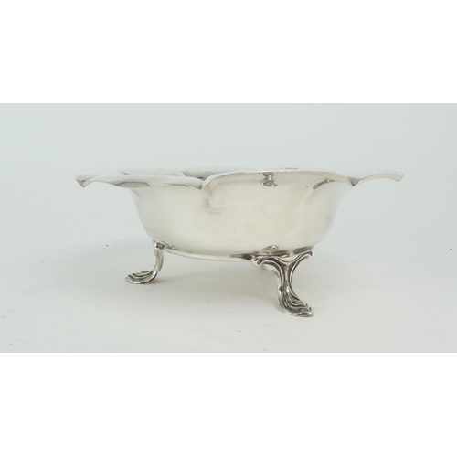 2456 - AN ART NOUVEAU SILVER FOOTED BOWLby Atkins Brothers, Sheffield 1902, of lobed form, with a slightly ... 