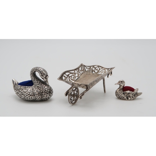 2480 - AN ELIZABETH II SILVER NOVELTY PIN CUSHIONby Ari D Norman, London 1994, modelled as a swan, 4cm high... 