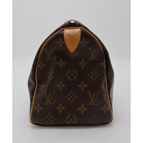 2581 - A LOUIS VUITTON M41528 BROWN MONOGRAM SPEEDY 25includes a dust bag, length 30cm x height 20cm x widt... 