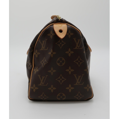 2581 - A LOUIS VUITTON M41528 BROWN MONOGRAM SPEEDY 25includes a dust bag, length 30cm x height 20cm x widt... 