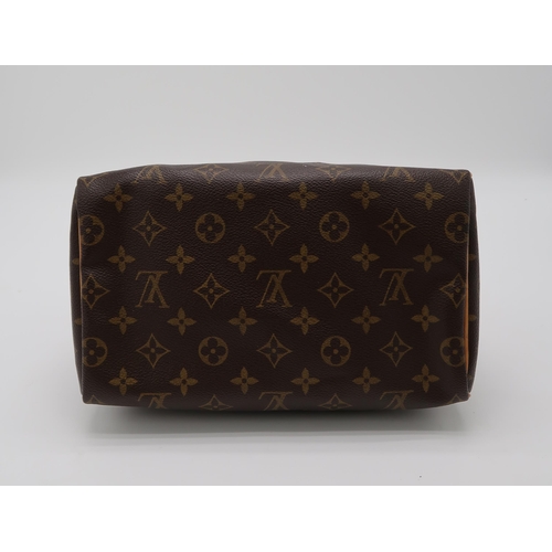 2581 - A LOUIS VUITTON M41528 BROWN MONOGRAM SPEEDY 25includes a dust bag, length 30cm x height 20cm x widt... 