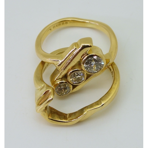 2725 - AN 18CT RETRO DIAMOND RING SETdesigned and made by The Ringmaker Edinburgh, circa 1997, the sculptur... 