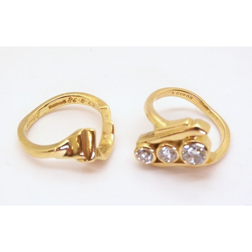 2725 - AN 18CT RETRO DIAMOND RING SETdesigned and made by The Ringmaker Edinburgh, circa 1997, the sculptur... 