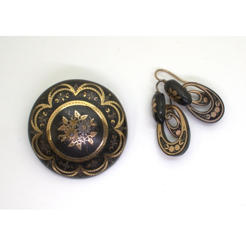 2728 - A COLLECTION OF VINTAGEto include a pique wear brooch, diameter 4cm, with matching earrings, length ... 