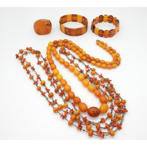 2838 - A GROUP OF AMBER COLOURED JEWELSa string of butterscotch colour beads, largest 19.3mm x 16.1mm, to s... 