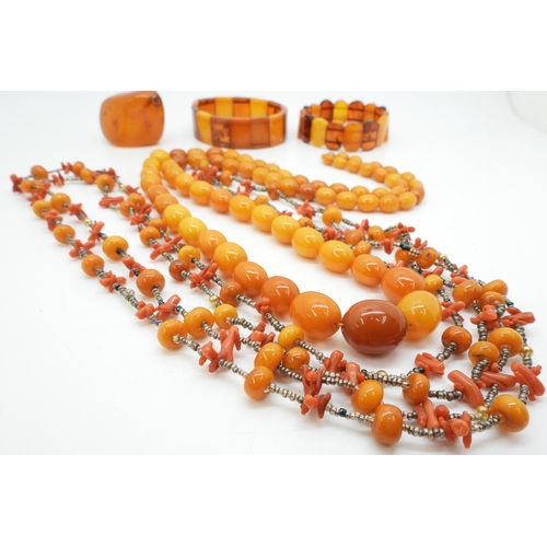 2838 - A GROUP OF AMBER COLOURED JEWELSa string of butterscotch colour beads, largest 19.3mm x 16.1mm, to s... 