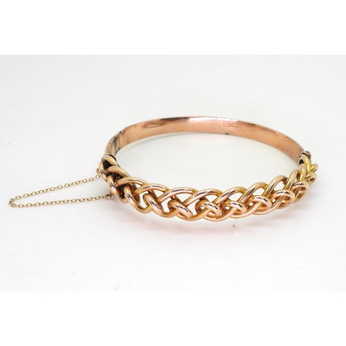 2846 - A 9CT GOLD KNOT BANGLEthe top with clever interlaced knot design, stamped with the makers mark S&... 