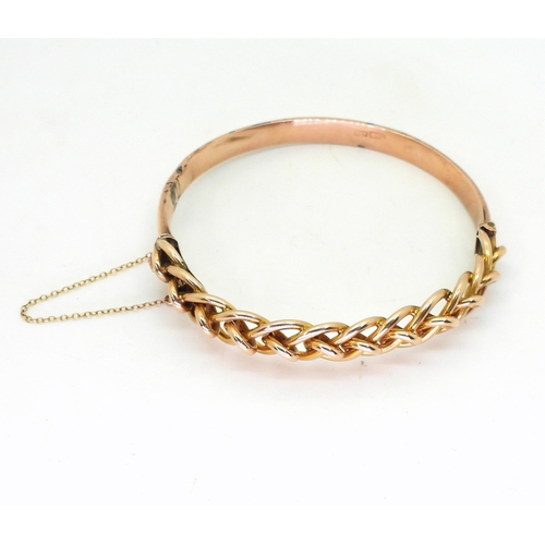 2846 - A 9CT GOLD KNOT BANGLEthe top with clever interlaced knot design, stamped with the makers mark S&... 