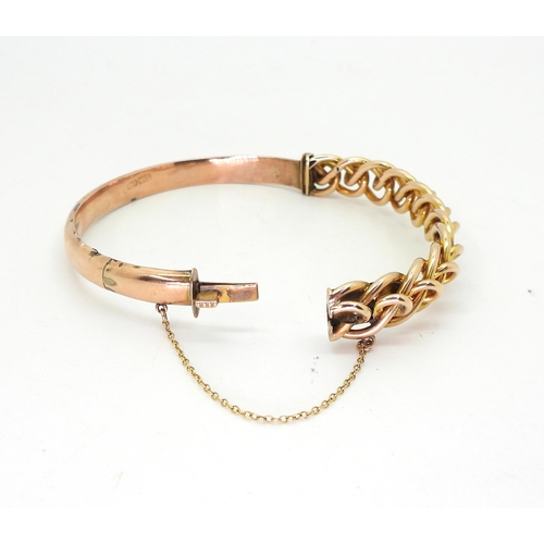 2846 - A 9CT GOLD KNOT BANGLEthe top with clever interlaced knot design, stamped with the makers mark S&... 