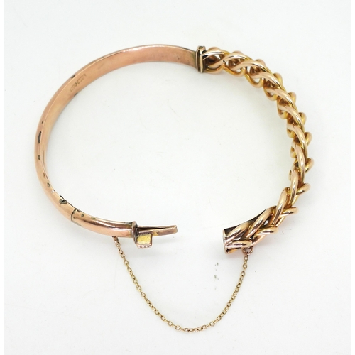 2846 - A 9CT GOLD KNOT BANGLEthe top with clever interlaced knot design, stamped with the makers mark S&... 