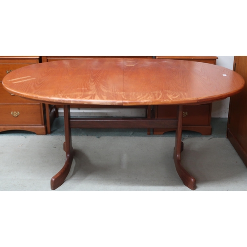 77 - A mid 20th century G Plan oval extending dining table with internal leaf on shaped base, 72cm high x... 