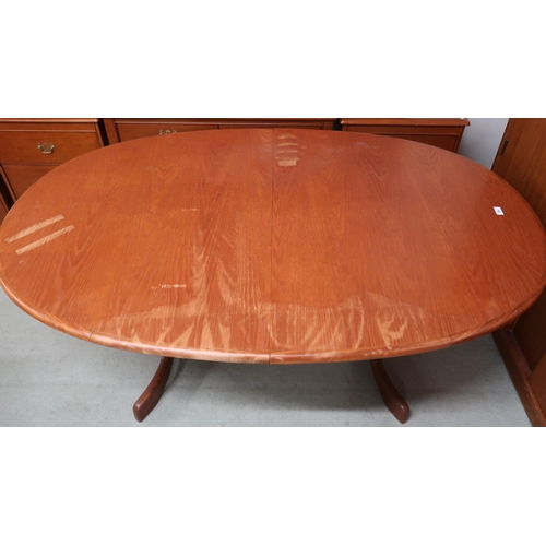 77 - A mid 20th century G Plan oval extending dining table with internal leaf on shaped base, 72cm high x... 