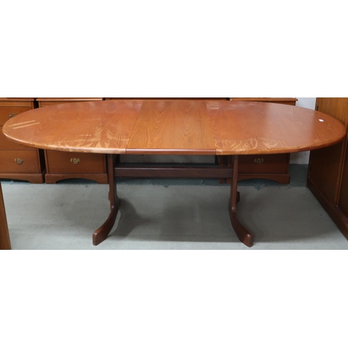 77 - A mid 20th century G Plan oval extending dining table with internal leaf on shaped base, 72cm high x... 