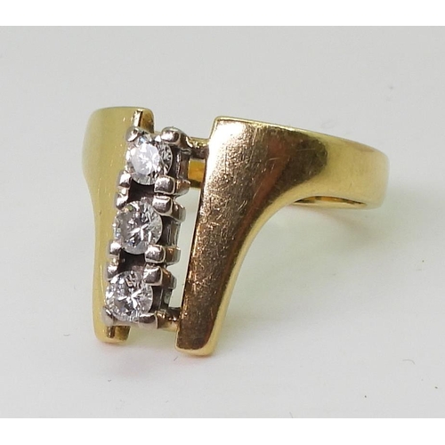 748 - An 18ct gold three stone retro design ring, with Sheffield hallmarks for 1978, finger size K1/2, wei... 