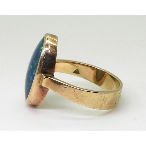 802 - A 9ct gold opal triplet ring (opal af), finger size L, weight 4gms