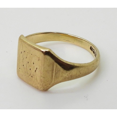 819 - A vintage 9ct gold signet ring, finger size U1/2, hallmarked Birmingham 1948, weight 4.7gms