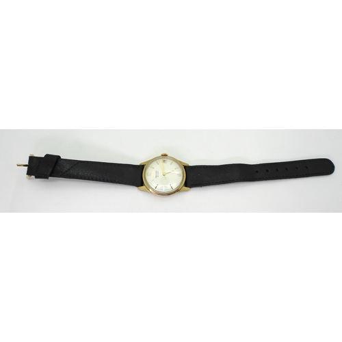 825 - A 9ct gold Record De Luxe, gents wristwatch with black leather strap, diameter of the dial 3.3cm, we... 