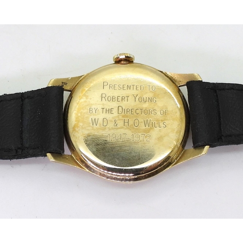 825 - A 9ct gold Record De Luxe, gents wristwatch with black leather strap, diameter of the dial 3.3cm, we... 