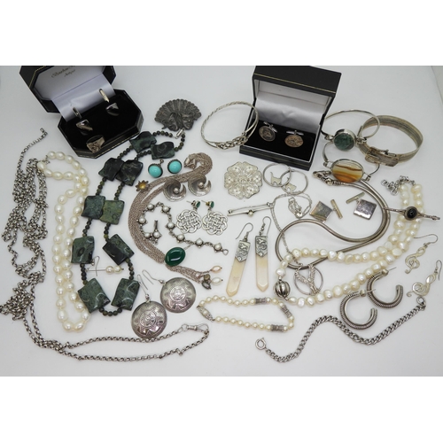 827 - A collection of silver and  costume jewellery to include a pair of silver cufflinks with stags head ... 