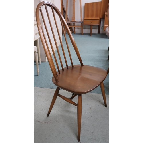 79 - A 20th century Ercol elm circular topped extending dining table and four mid 20th century Ercol elm ... 