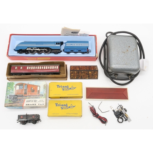 426 - A boxed Tri-ang Hornby L.M.S. 4-6-2 Coronation Locomotive - Blue, together with a small selection of... 