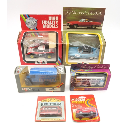 453 - A collection of boxed die-cast model vehicles, largely the Lledo Days Gone series, together with a 1... 