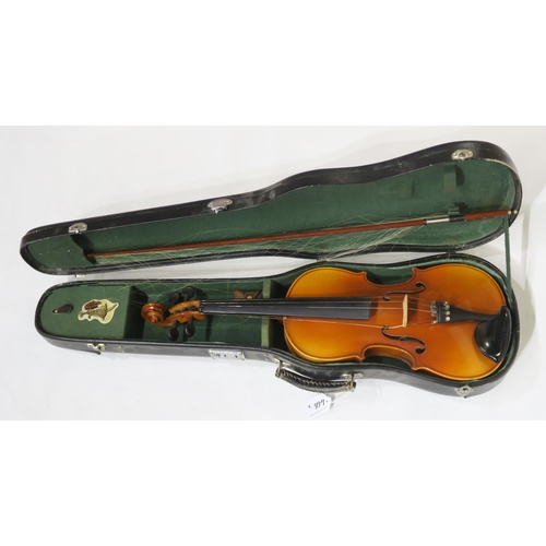 466 - A Chinese Skylark violin in fitted case, a Buisson Model 90 clarinet and another by Buffet of Paris ... 