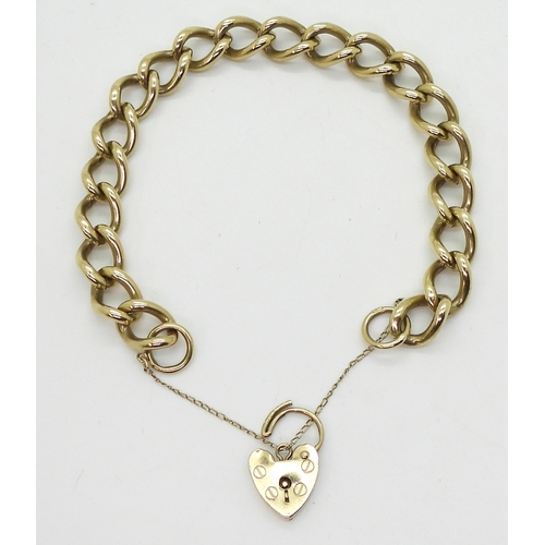 2750 - A CURB LINK BRACELETin solid 9ct gold with heart shaped clasp. Length 20.5cm, weight 35gms... 