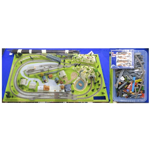 474 - A large N-gauge model railway diorama, together with an assortment of further N-gauge components, in... 