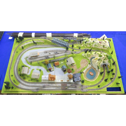 474 - A large N-gauge model railway diorama, together with an assortment of further N-gauge components, in... 