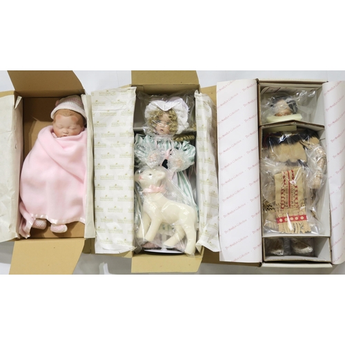 476 - A collection of boxed dolls by the Ashton-Drake Galleries, Leonardo Collection and Hamilton Collecti... 