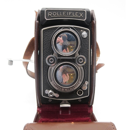 483A - A Francke & Heidecke Rolleiflex twin lens reflex camera, serial no. 1423665