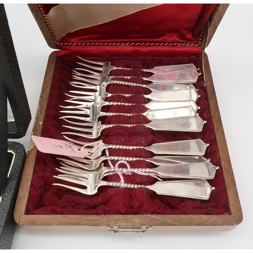 369 - A cased set of silver handled EPNS bladed fish knives and forks, in the Kings pattern, a cased silve... 