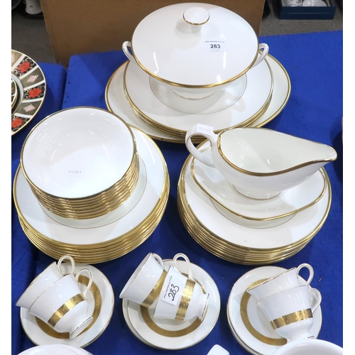 283 - A Wedgwood California pattern dinner service, together with six Adelphi coffee cups and saucers