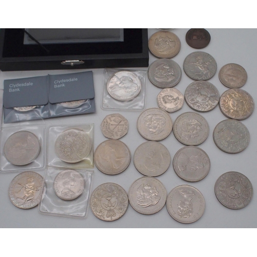 439 - The Royal Mint Elizabeth II 2008 Proof Set, 2006 80th Birthday Crown, various ER II crowns, Bank of ... 