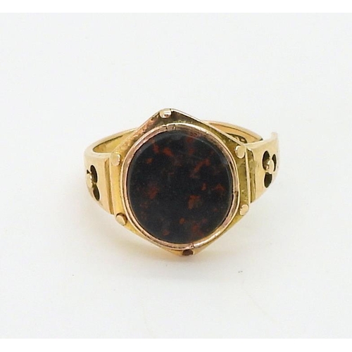 711 - A 15ct gold signet ring set with a bloodstone (shank split) weight 4gms