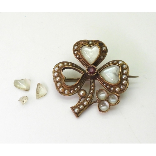 714 - A 15ct gold shamrock brooch set with moonstones and garnet (one moonstone missing) dimensions 2.5cm ... 