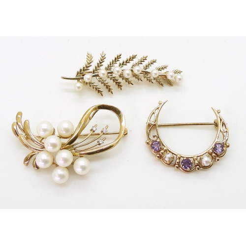 725 - A 9ct pearl and diamond brooch, a 9ct pearl fern brooch and a further brooch set with amethyst and p... 