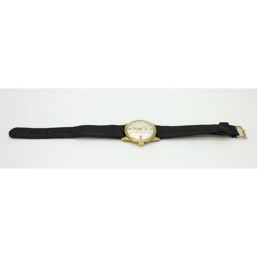 726 - A 9ct gold Record De Luxe, gents wristwatch with black leather strap, diameter of the dial 3.3cm, we... 