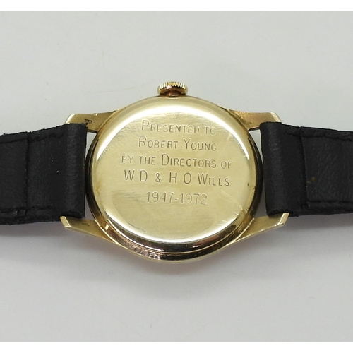 726 - A 9ct gold Record De Luxe, gents wristwatch with black leather strap, diameter of the dial 3.3cm, we... 