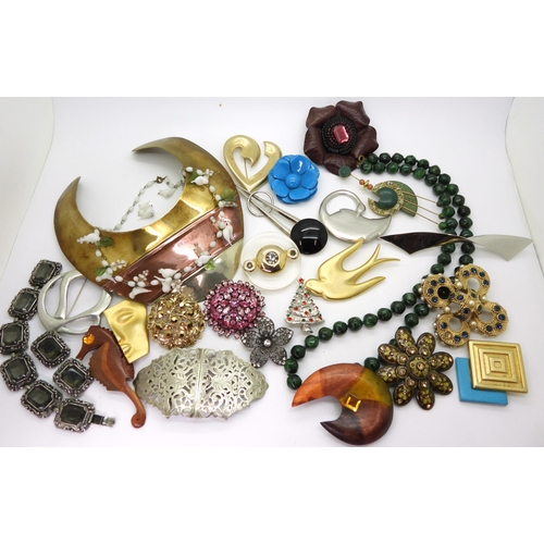 827 - A glass bird necklace, an EPNS nurses buckle, and a collection of statement brooches to include a sw... 