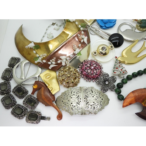 827 - A glass bird necklace, an EPNS nurses buckle, and a collection of statement brooches to include a sw... 