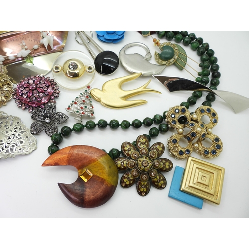 827 - A glass bird necklace, an EPNS nurses buckle, and a collection of statement brooches to include a sw... 