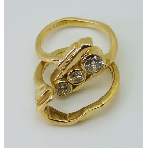 2758 - AN 18CT RETRO DIAMOND RING SETdesigned and made by The Ringmaker Edinburgh, circa 1997, the sculptur... 