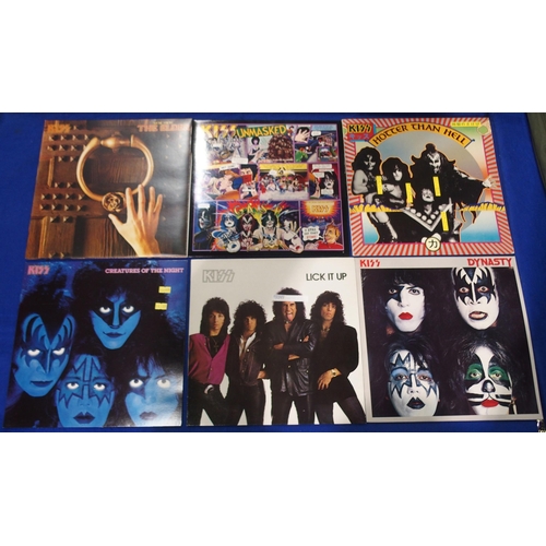 541 - KISS VINYL LP RECORDS AND MEMORABILLIA a collection of 19 vinyl LP's with Hotter Than Hell NBLP 7006... 