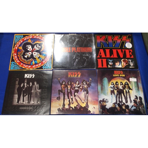 541 - KISS VINYL LP RECORDS AND MEMORABILLIA a collection of 19 vinyl LP's with Hotter Than Hell NBLP 7006... 