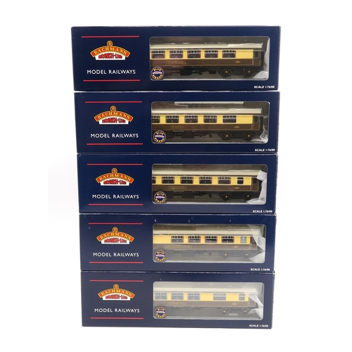 318 - Bachmann Branch-Line Model Railways: a boxed 1:76/00-gauge Class 55 Deltic D9004 